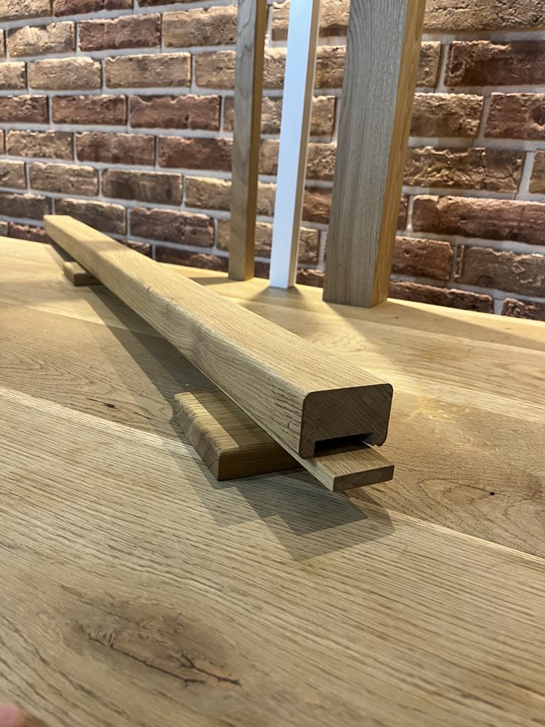 Poręcz dębowa z listwą lakierowana 60x40 mm