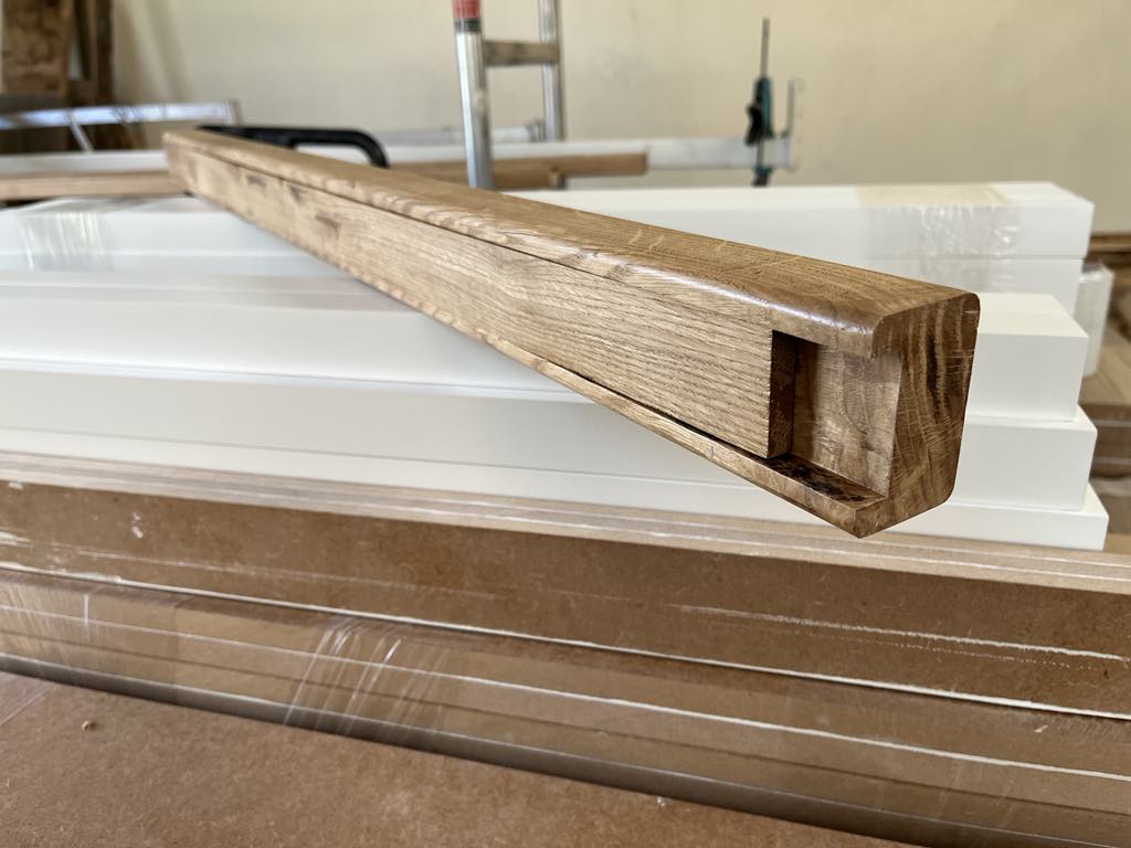 Poręcz dębowa z listwą lakierowana 60x40 mm - obrazek 5