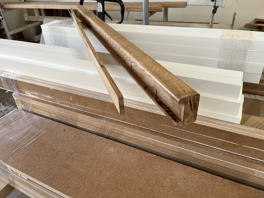 Poręcz dębowa z listwą lakierowana 60x40 mm - obrazek 4