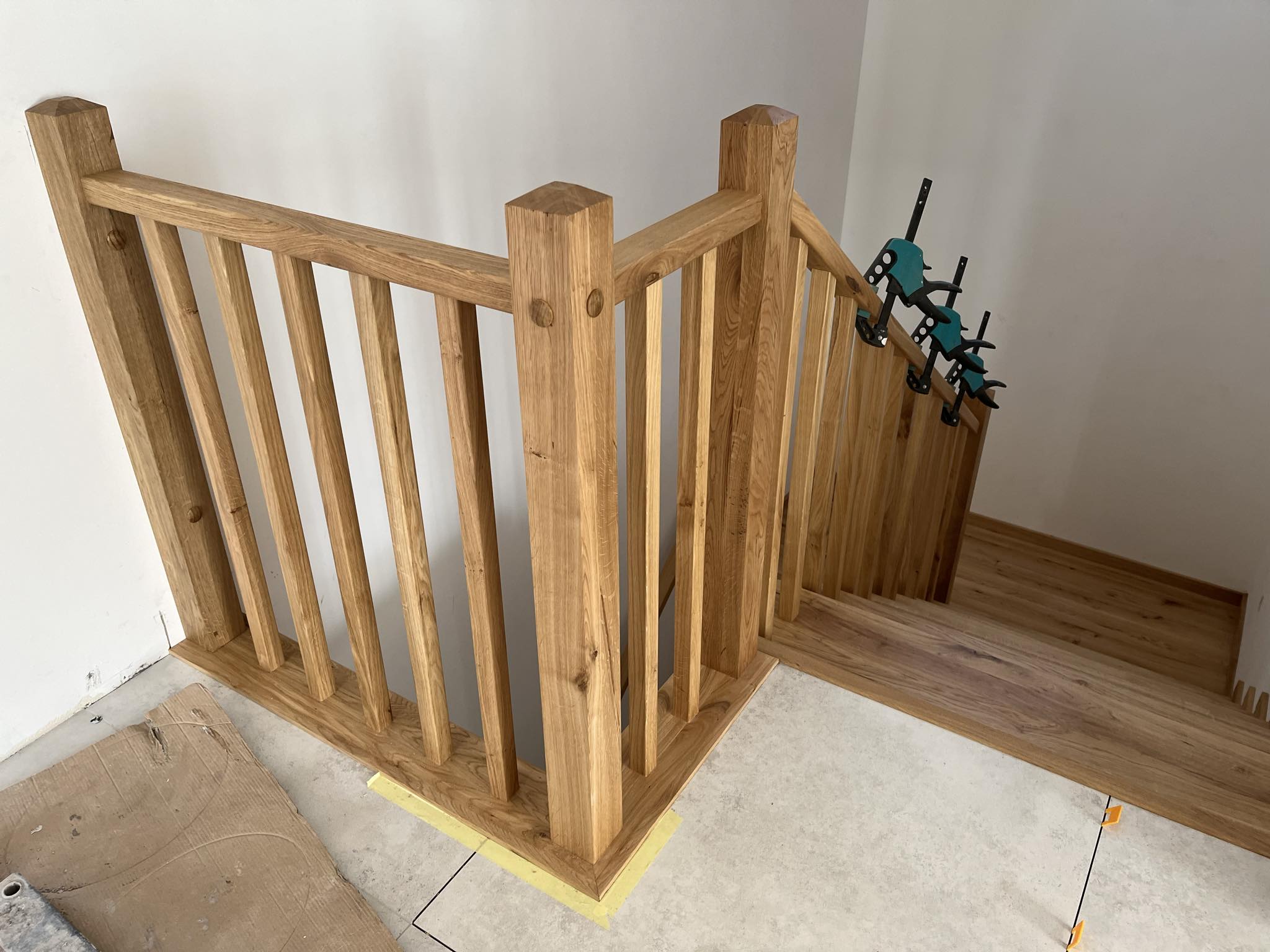 Poręcz dębowa z listwą lakierowana 60x40 mm - obrazek 3