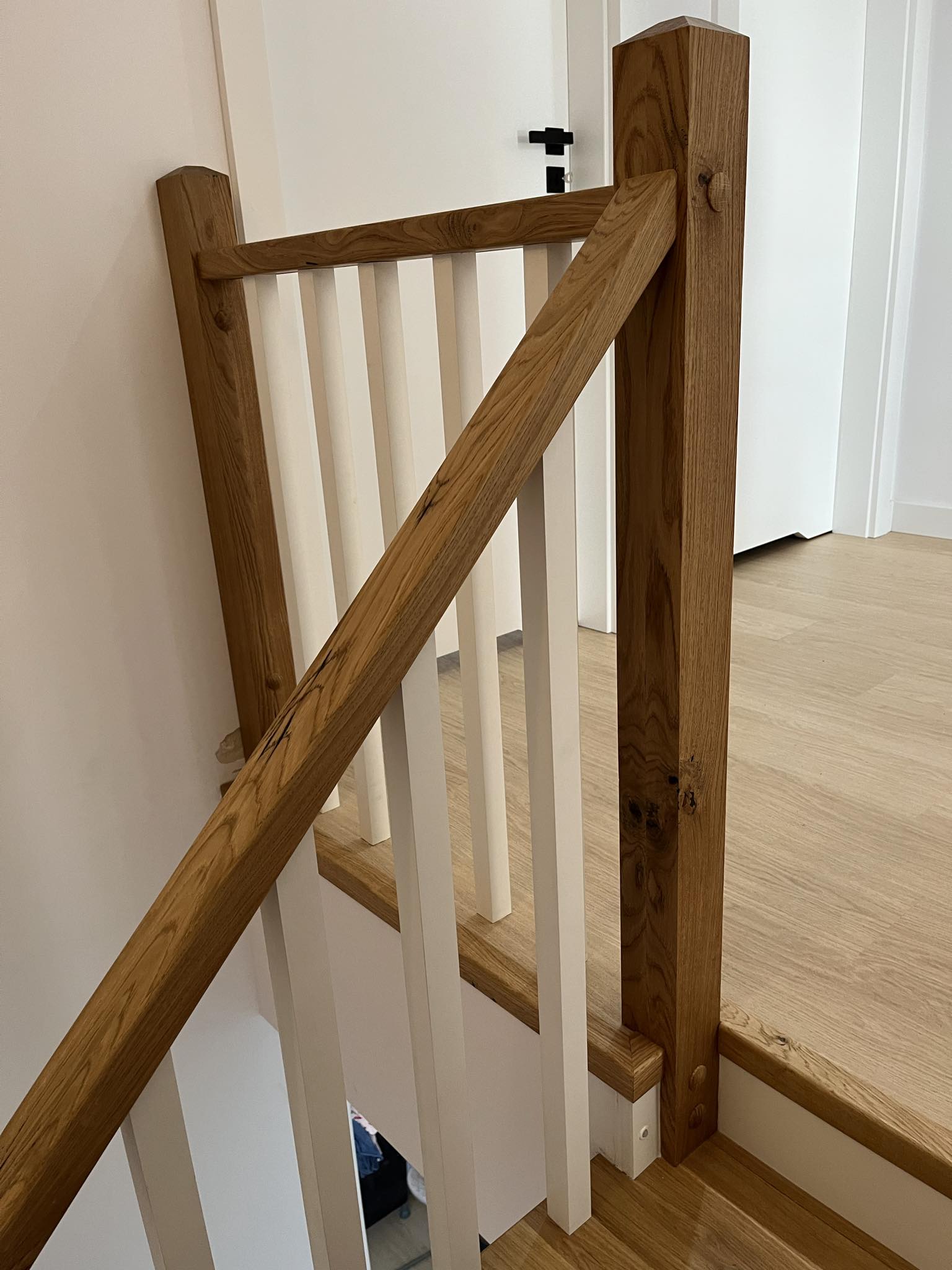 Poręcz dębowa z listwą lakierowana 60x40 mm - obrazek 2